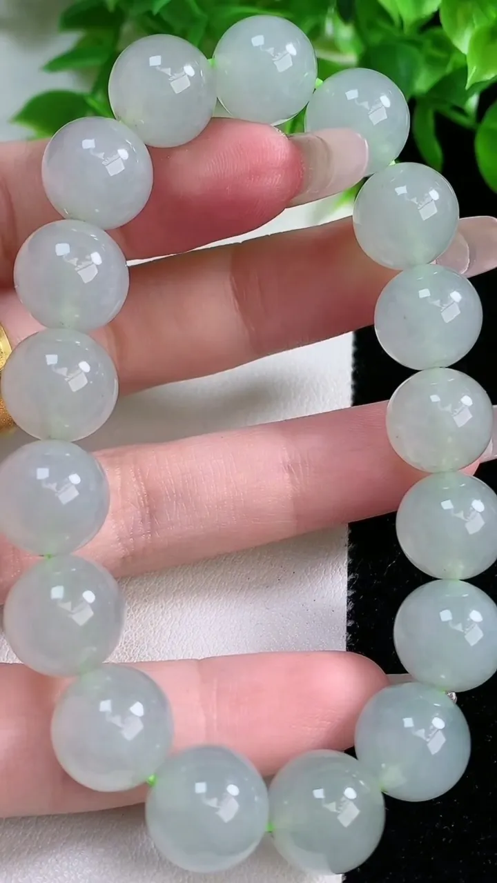 天然A货翡翠圆珠手串，尺寸11.8-17颗，重量:50.25g1月25日
工厂直销收藏佳品,种好水足，色泽均匀，有种有色，上手高大气！