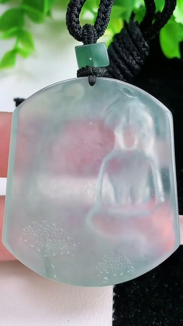 天然A货翡翠观音菩萨吊坠，尺寸48.3-40.4-5.4，重量:29.29g
1月25日