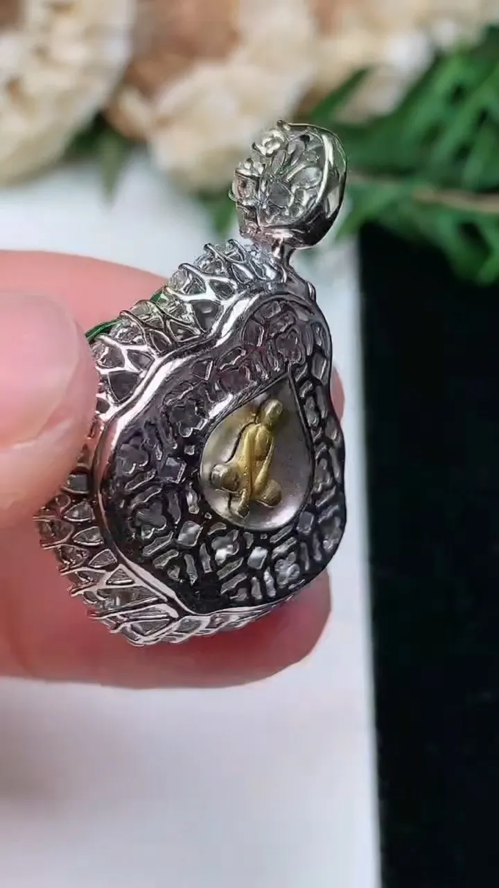 天然A货翡翠佛公吊坠，尺寸30.2-23.7-9.8，裸石16.5-20.9，重量:7.42g
1月25日