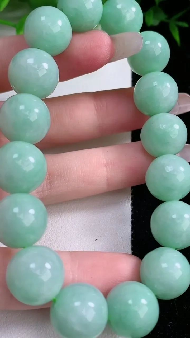 天然A货翡翠圆珠手串，尺寸13.3-16颗，重:64.77g1月25日
工厂直销收藏佳品,种好水足，色泽均匀，有种有色，上手高大气！