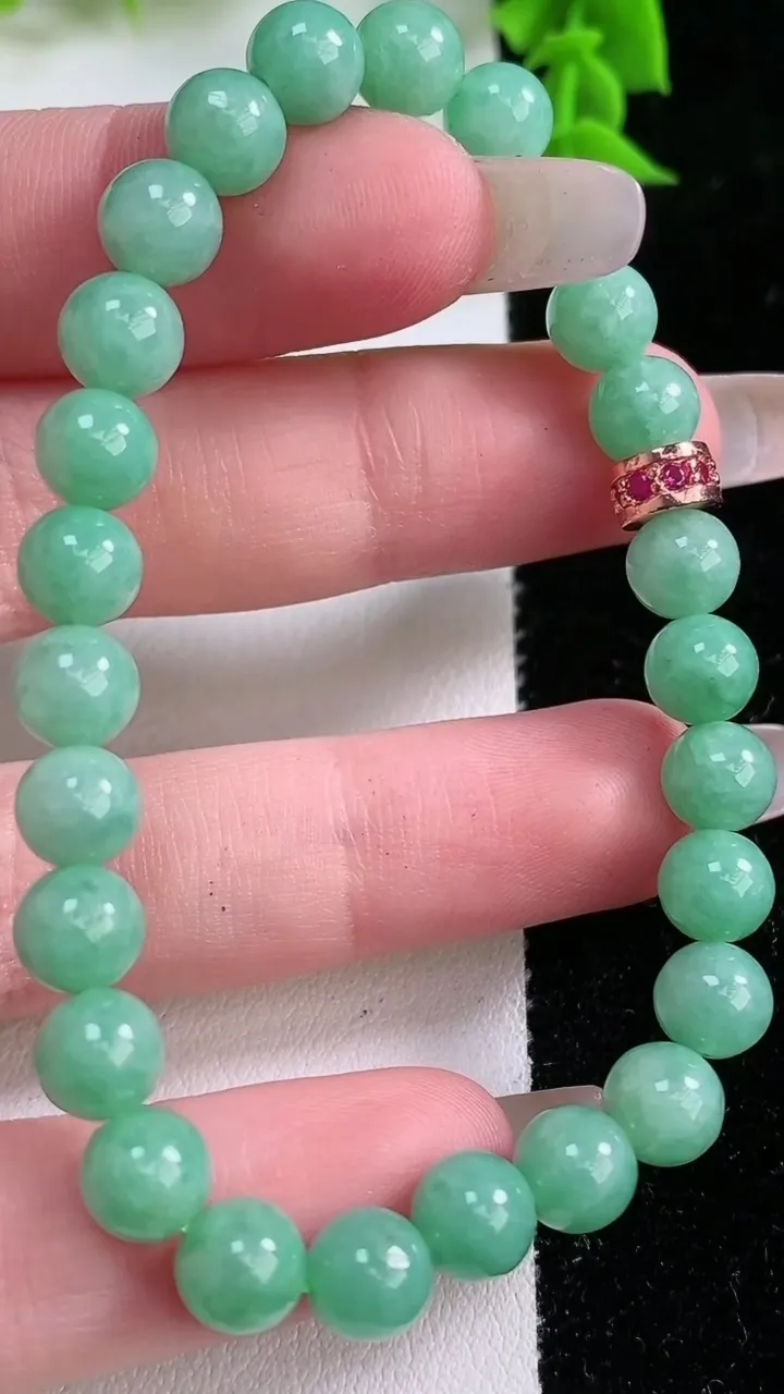 天然A货翡翠圆珠手串，尺寸6.8，重:14.31g1月25日
工厂直销收藏佳品,种好水足，色泽均匀，有种有色，上手高大气！