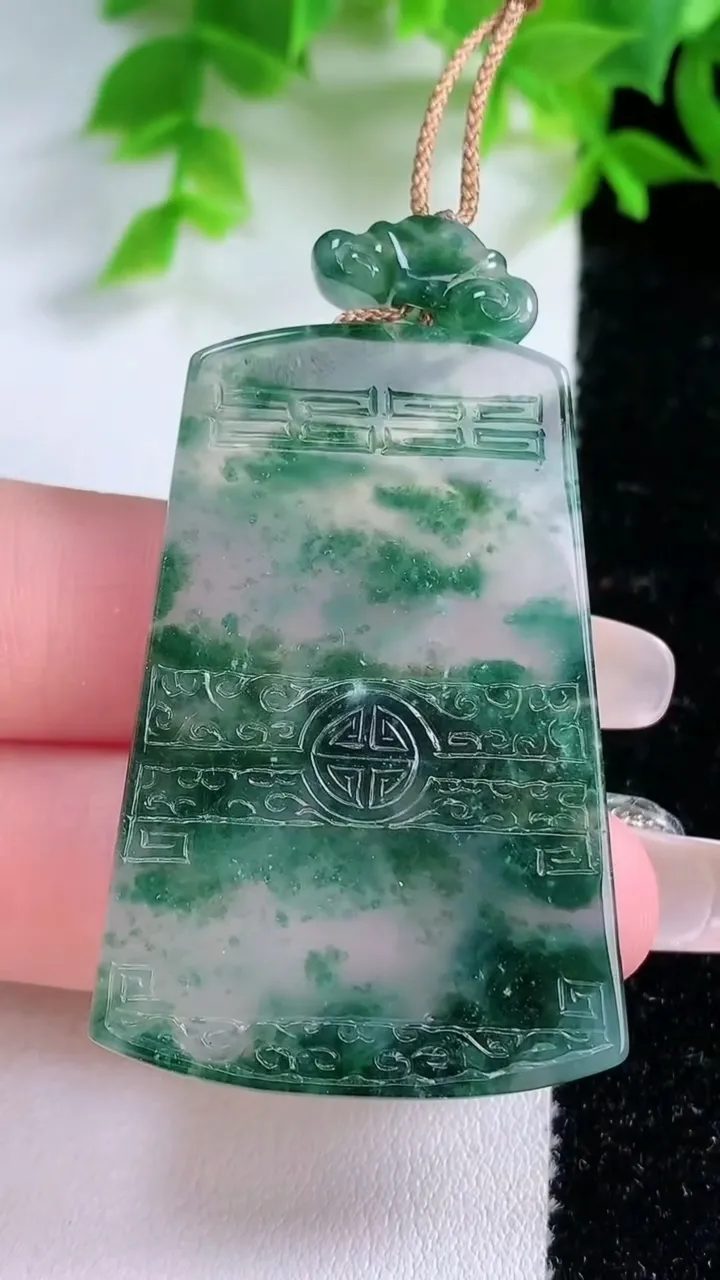 天然A货翡翠种飘花仿古无事牌吊坠，尺寸46-30.8-5.5，重量:23.78g
1月25日