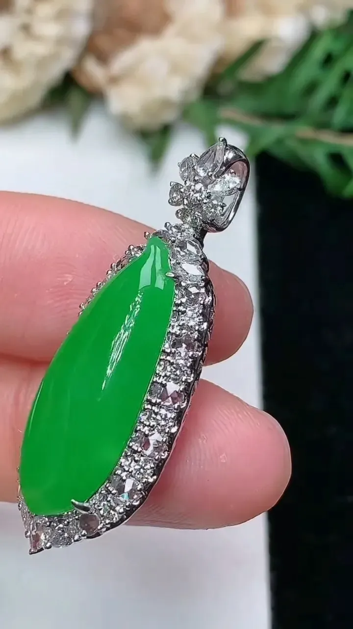 天然A货翡翠福瓜吊坠，尺寸35.8-13-8.7，裸石23.3-9，重量:4.99g
1月25日