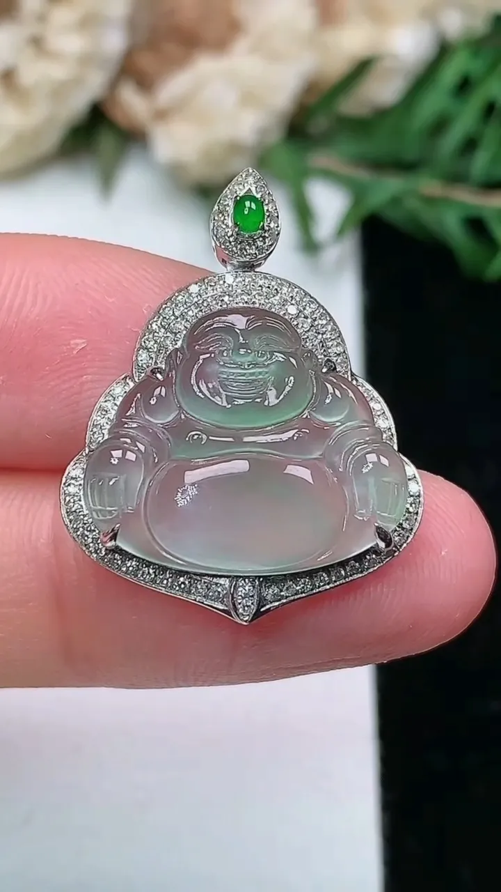 天然A货翡翠佛公吊坠，尺寸25.3-19.8-6.2，裸石14.4-17.2，重量:2.72g
1月