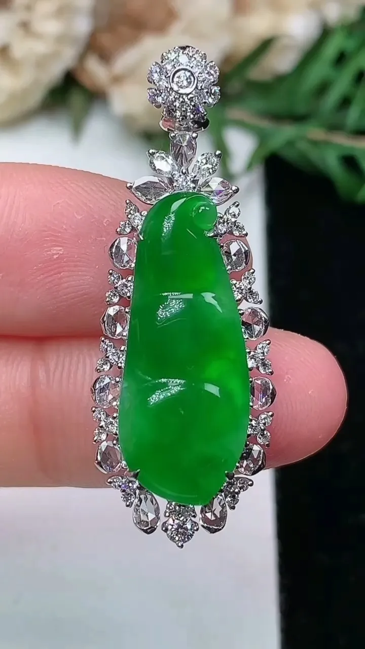 天然A货翡翠福豆吊坠，尺寸37.5-13.7-8.5，裸石22.8-9.3，重量:5.18g
1月2