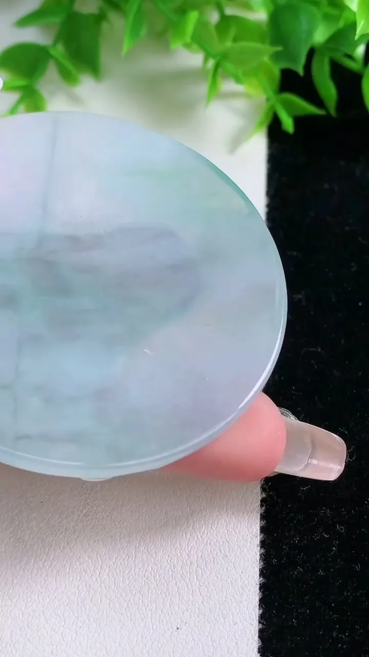 天然A货翡翠冰种飘花观音菩萨吊坠，尺寸57.4-5.2，重量:58.80g
1月25日