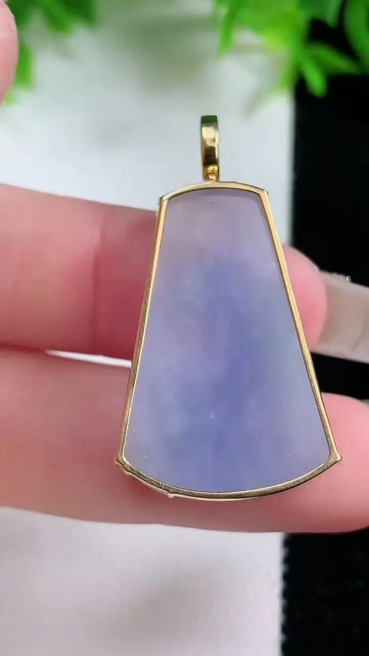 天然A货翡翠18K金紫罗兰无事牌吊坠，尺寸29.7-20-4.2，重量:5.90g
1月25日