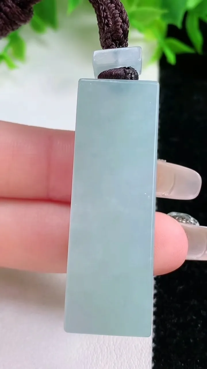 天然A货翡翠无事牌吊坠，尺寸46.8-15.3-10.3，重量:30.29g
1月25日