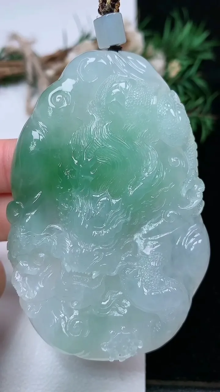 天然A货翡翠龙牌吊坠，尺寸73.9-48.2-10.6，重量:71.32g
1月25日