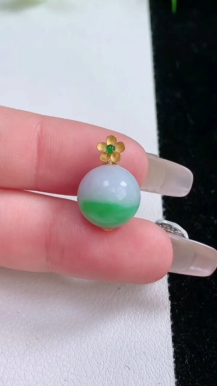 天然A货翡翠圆珠吊坠，尺寸12，重量:3.36g1月25日
工厂直销收藏佳品,种好水足，色泽均匀，有种有色，上手高大气！