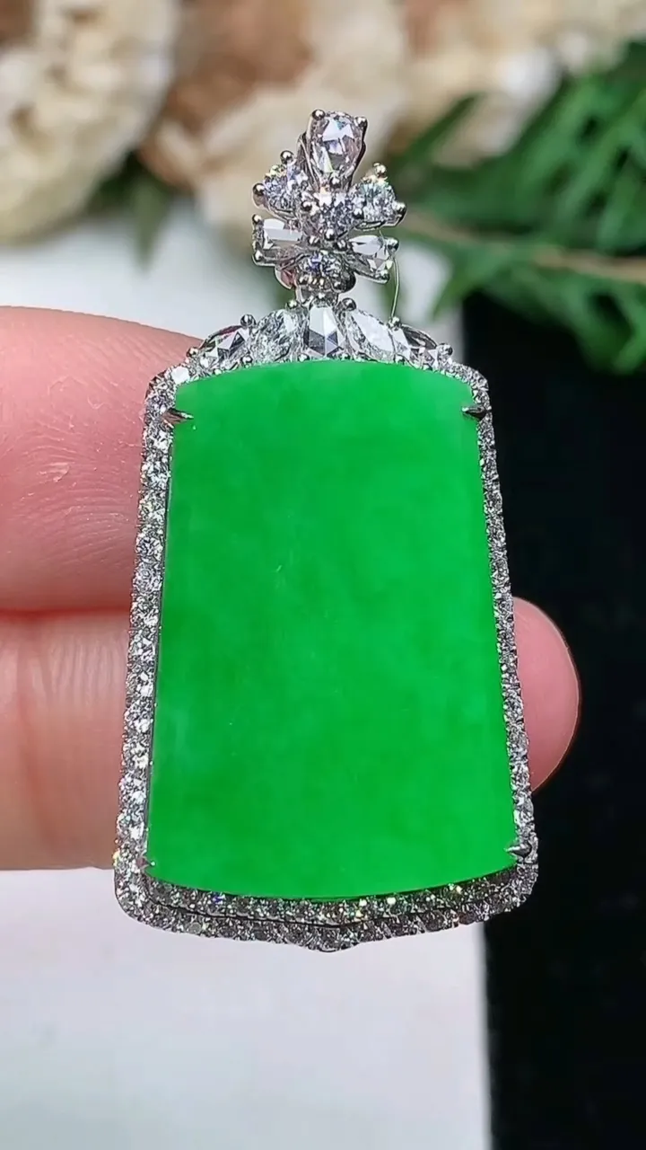 天然A货翡翠无事牌吊坠，尺寸35.5-18-7.4，裸石21.9-15，重量:6.00g
1月25日