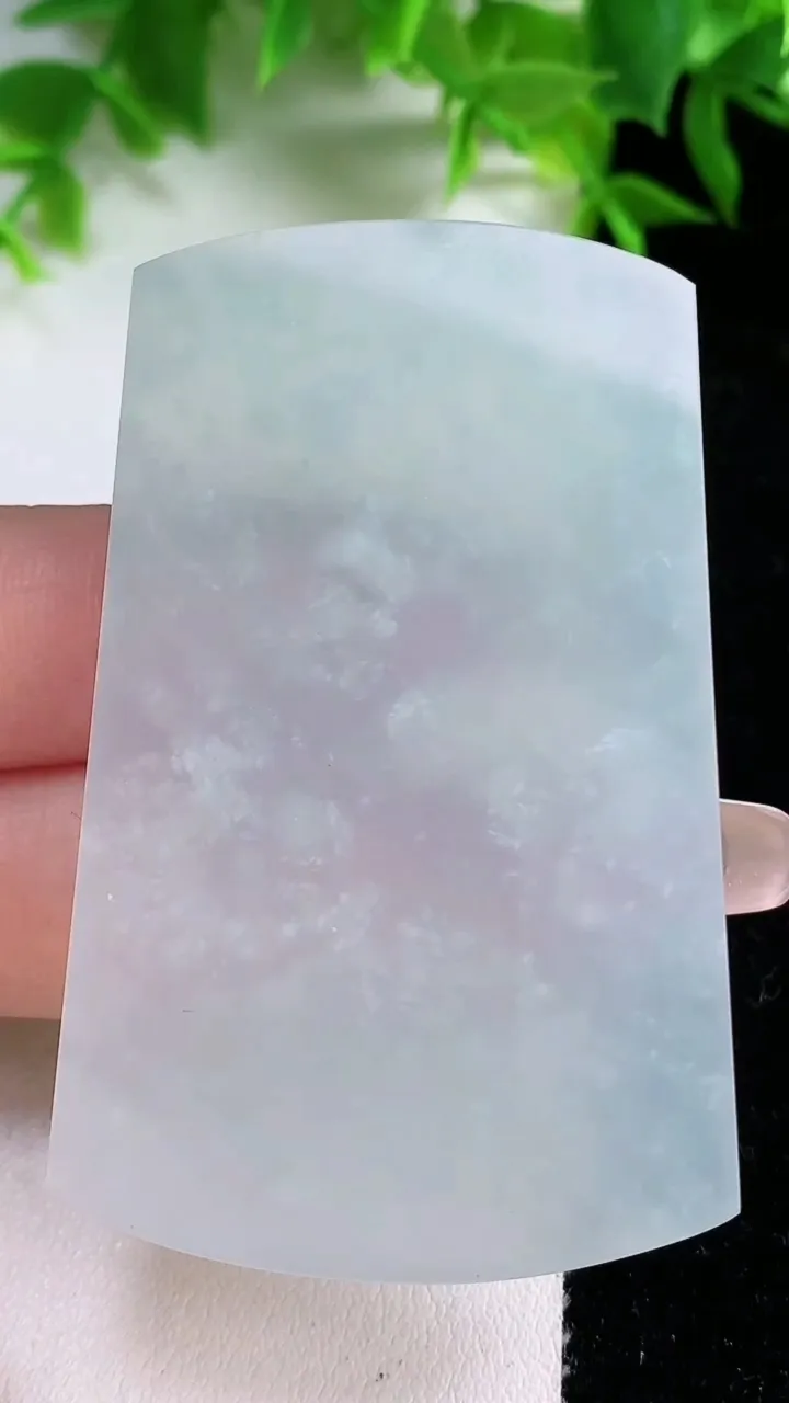 天然A货翡翠无事牌镶嵌件，尺寸58.6-37.8-5.4，重量:37.28g
1月25日