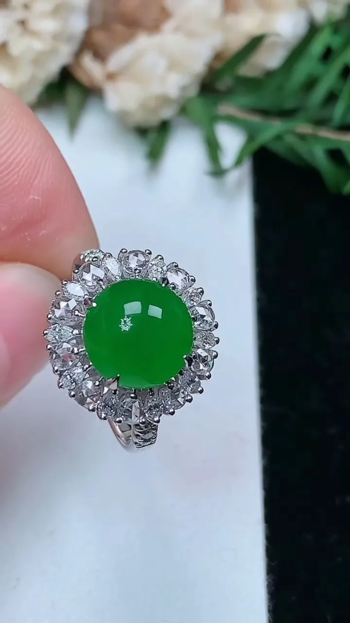 天然A货翡翠蛋面戒指，尺寸17.2-9，重量:3.59g2026年1月25日
工厂直销收藏佳品,种好水足，色泽均匀，有种有色，上手高大气！