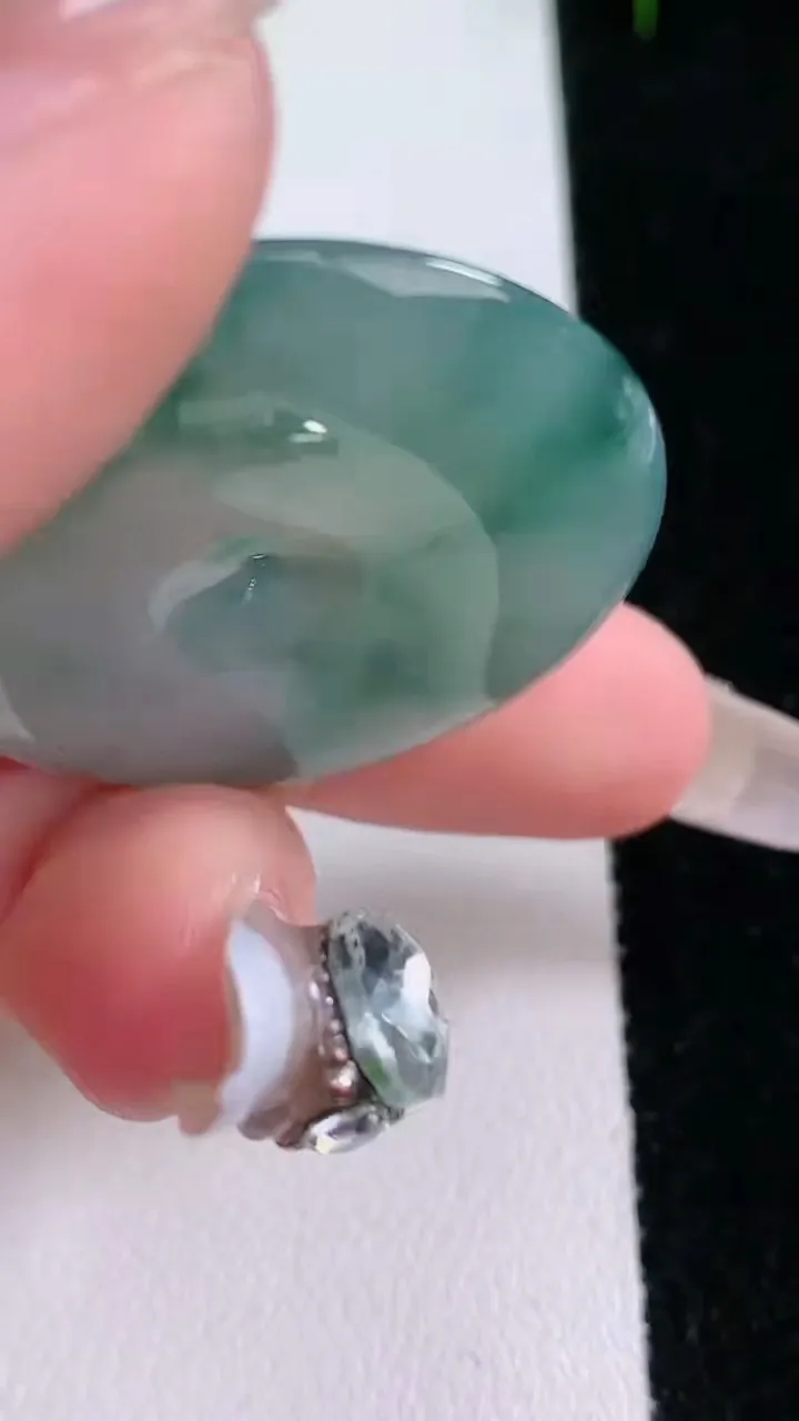 天然A货翡翠冰种飘花平安扣吊坠，尺寸35.6-6，重量:16.29g
1月25日