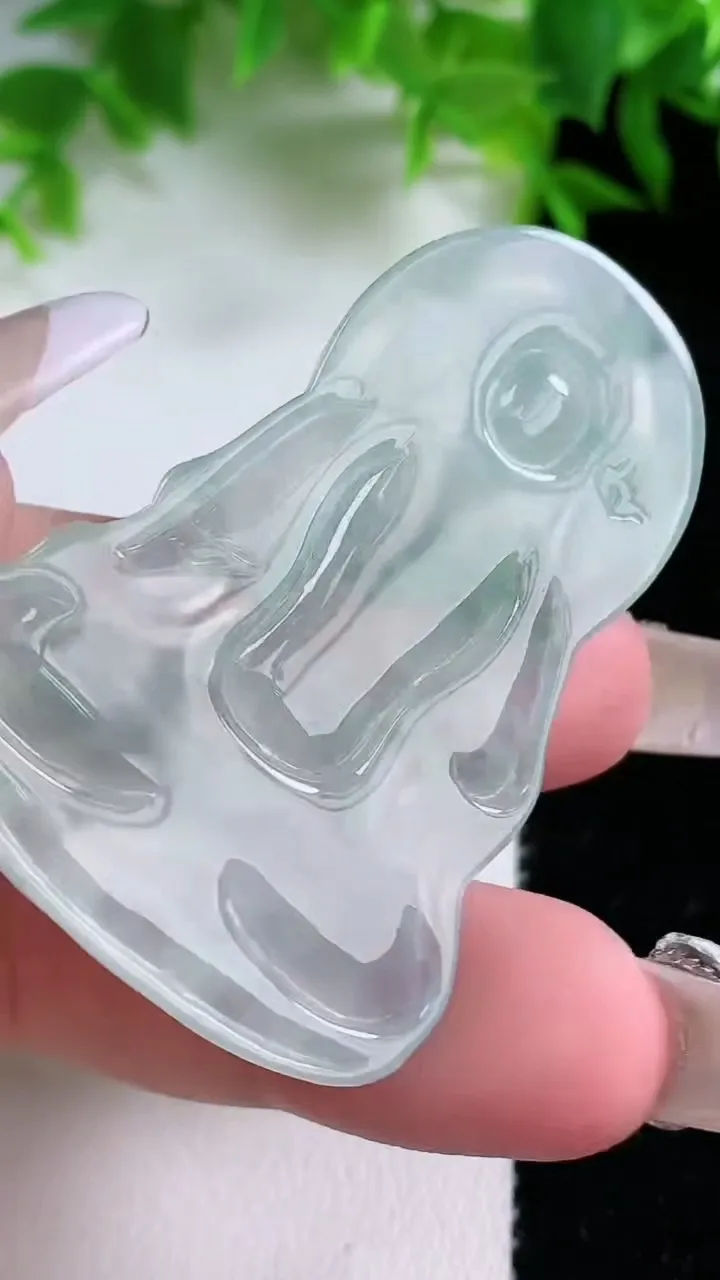 天然A货翡翠大势至菩萨吊坠，尺寸49-33-5，重量:14.17g
1月25日