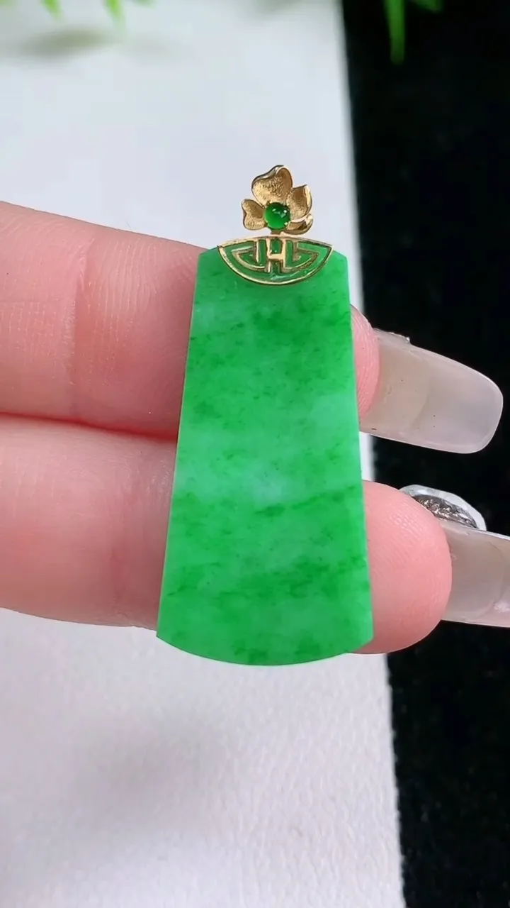 天然A货翡翠无事牌吊坠，尺寸30-14.8-1.8，重量:2.74g
1月25日