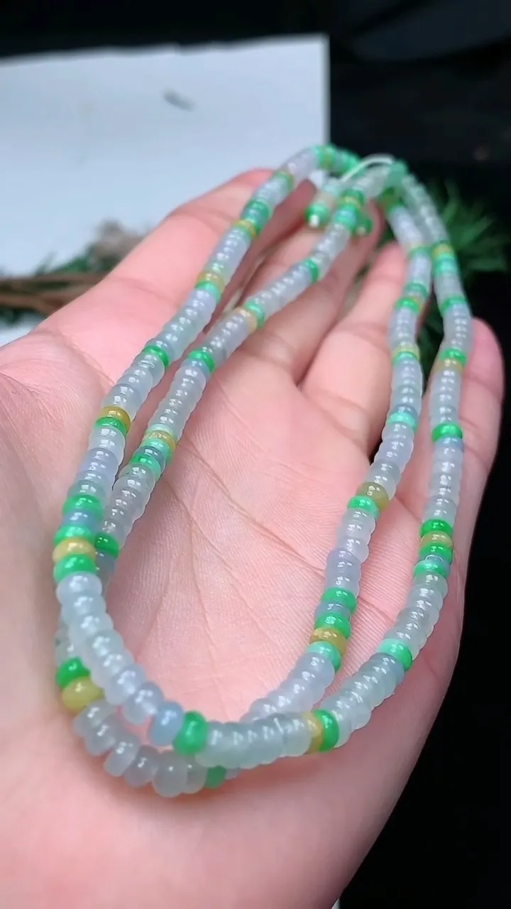天然A货翡翠三彩算盘珠项链，尺寸4.2-2.1-290颗，重量:24.19g
1月25日