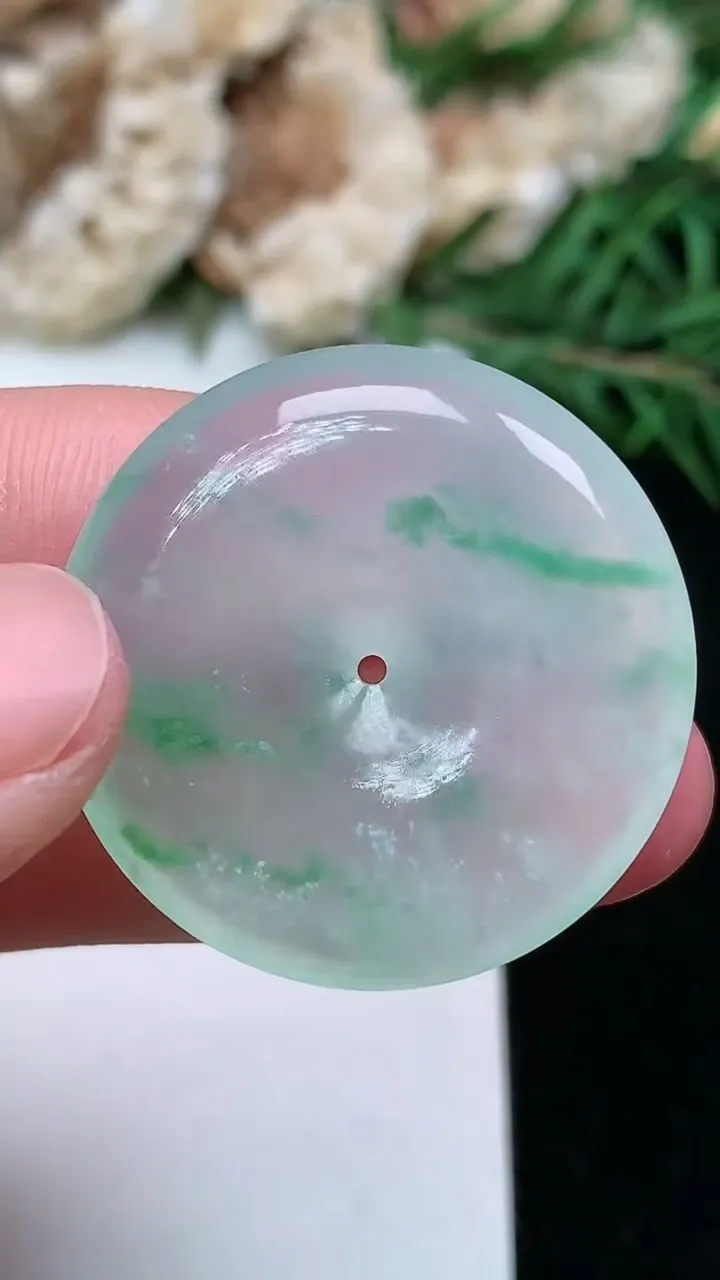 天然A货翡翠平安扣吊坠，尺寸27.7-5.6，重量:9.16g
1月25日