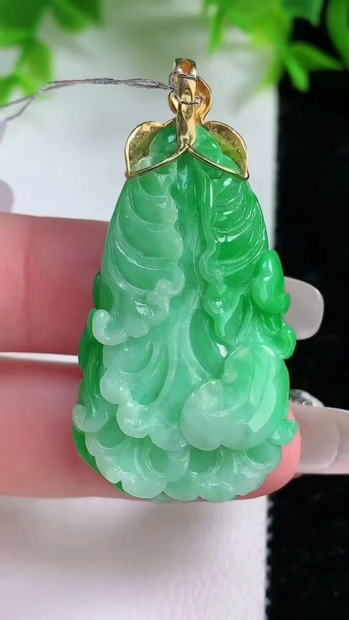 天然A货翡翠白菜吊坠，尺寸37-21.6-11，重量:14.51g
1月25日