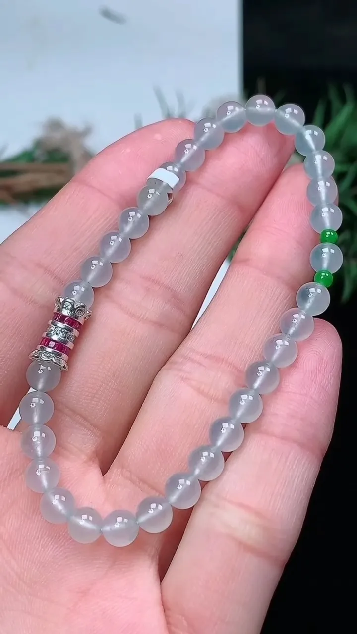 天然A货翡翠白冰圆珠手串，尺寸4.9-34颗，重量:8.10g1月25日
工厂直销收藏佳品,种好水足