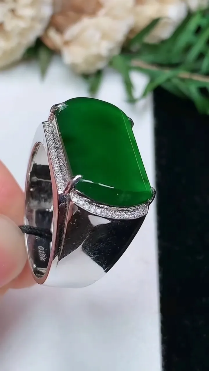 天然A货翡翠马鞍戒指，尺寸19.4-18.8-11.7，重量:5.67g2026年1月25日
工厂直销收藏佳品,种好水足，色泽均匀，有种有色，上手高大气！