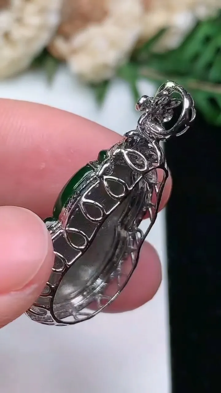 天然A货翡翠葫芦吊坠，尺寸32-17.2-7.9
1月25日