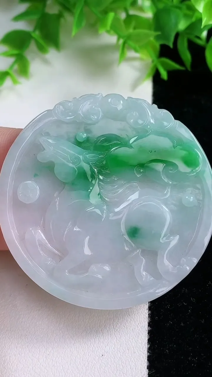 天然A货翡翠生肖马吊坠，尺寸52.4-4.2，重量:24.49g
1月25日