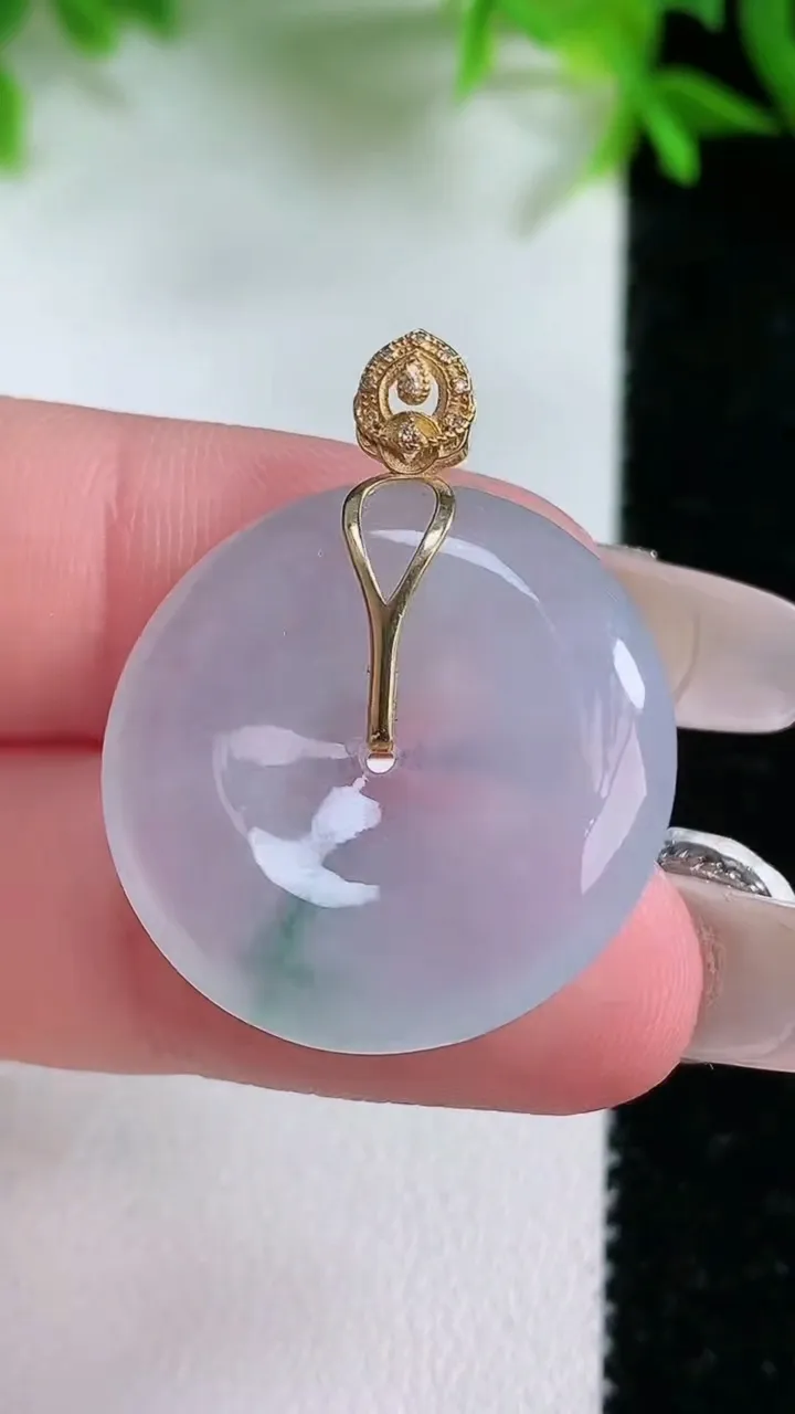 天然A货翡翠种飘花平安扣吊坠，尺寸24.4-5，重量:6.42g
1月25日