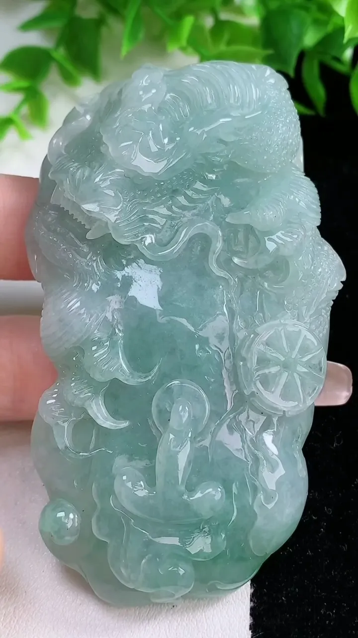 天然A货翡翠龙牌吊坠，尺寸82-43.7-14.3，重量:79.80g
1月25日