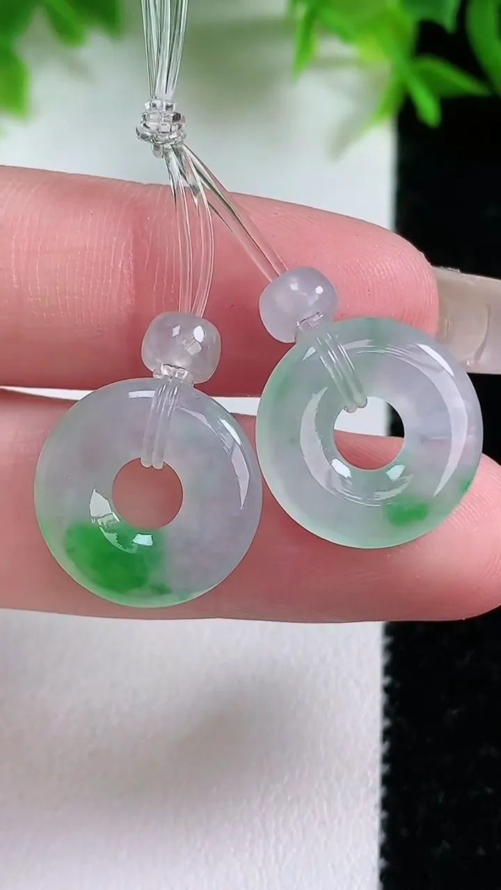 天然A货翡翠平安环吊坠一对，尺寸16-2.7，重量:3.72g
1月25日