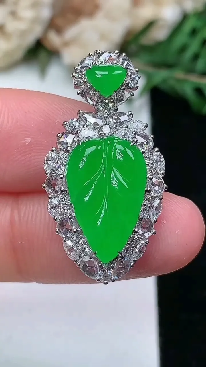 天然A货翡翠金枝玉叶 叶子吊坠，尺寸29-15.3-8.5，裸石15-9.8，重量:4.34g
1月