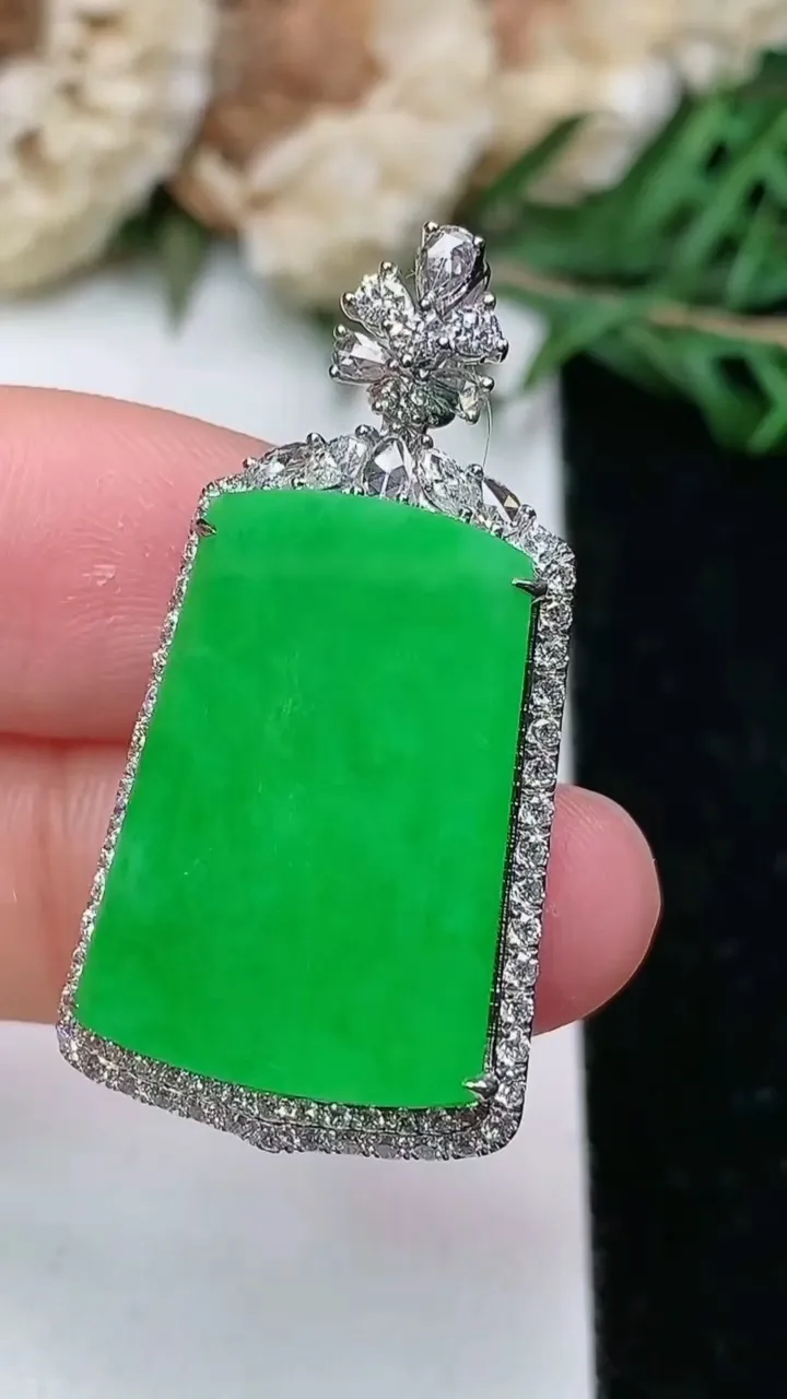 天然A货翡翠无事牌吊坠，尺寸35.5-18-7.4，裸石21.9-15，重量:6.00g
1月25日