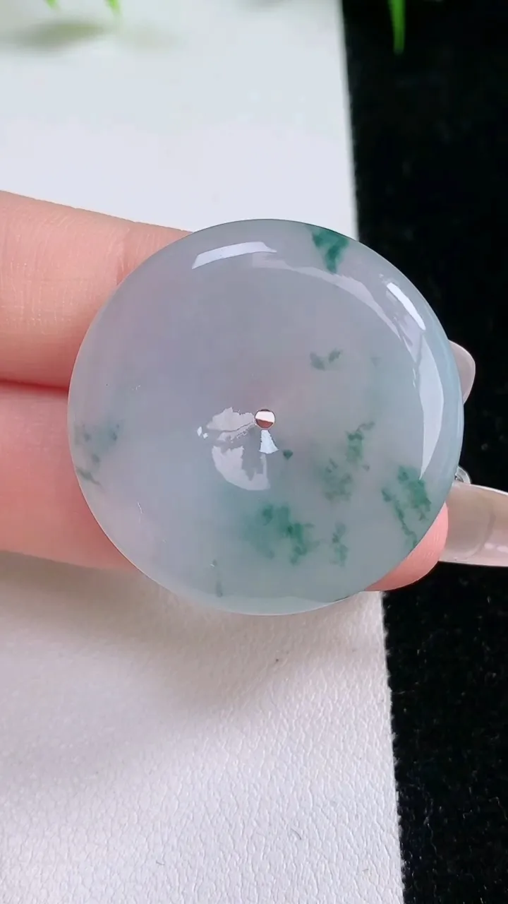 天然A货翡翠飘花平安扣吊坠，尺寸32.8-5.8，重量:14.45g
1月25日