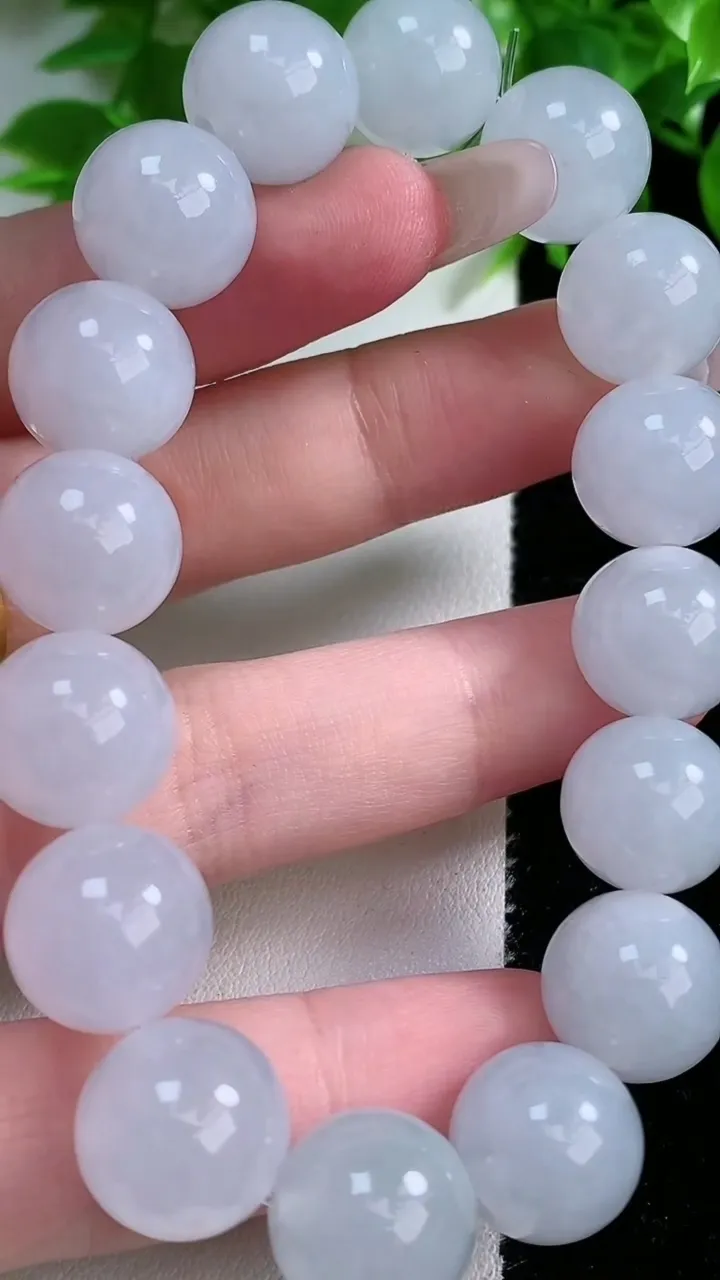 天然A货翡翠圆珠手串，尺寸12.5-16颗，重量:57.74g1月25日
工厂直销收藏佳品,种好水足，色泽均匀，有种有色，上手高大气！