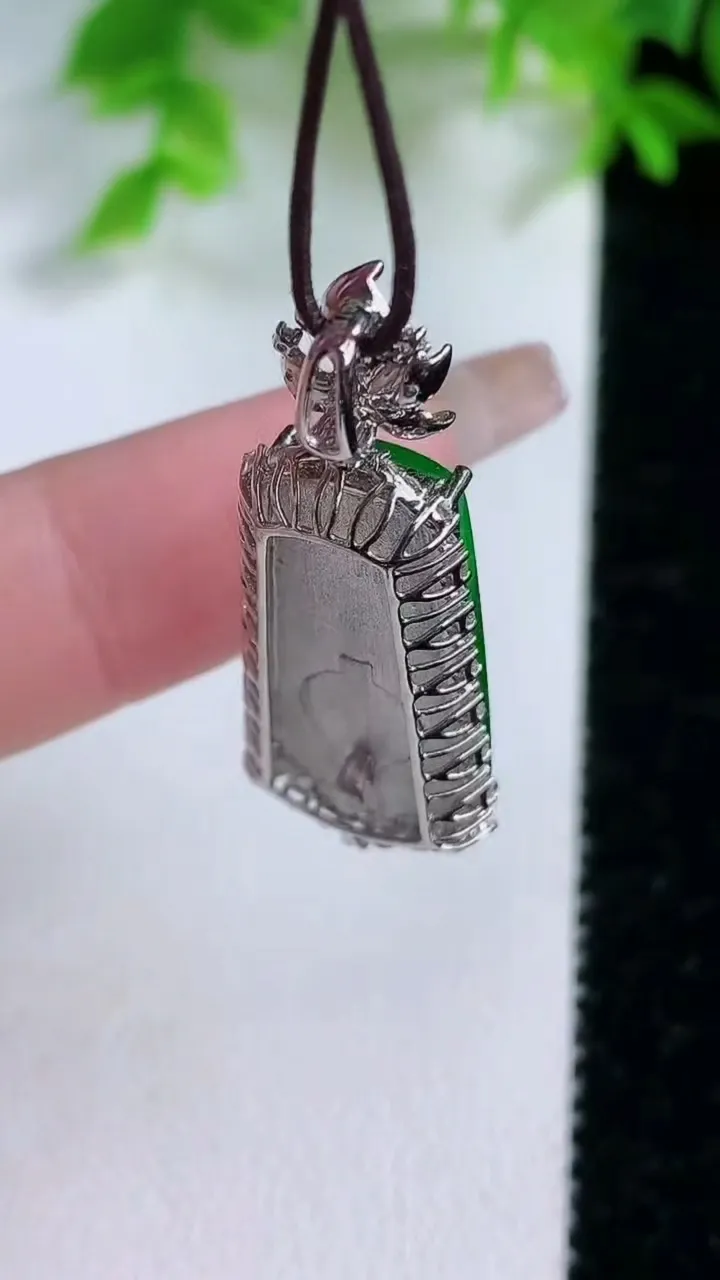 天然A货翡翠无事牌吊坠，尺寸33.4-12.5-7，裸石22-11.6重量:4.76g
1月25日