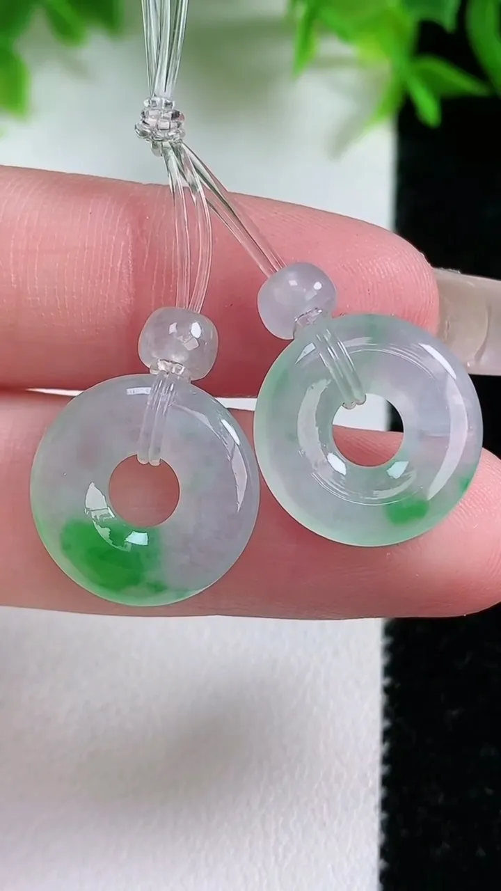 天然A货翡翠平安环吊坠一对，尺寸16-2.7，重量:3.72g
1月25日