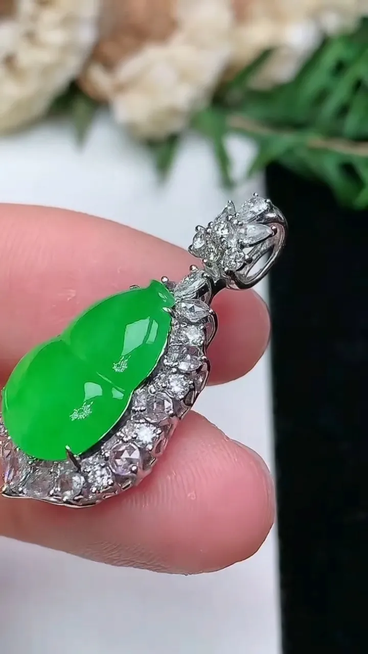 天然A货翡翠葫芦吊坠，尺寸29.5-16.2-8.6，裸石15.6-11，重量:4.52g
1月25日