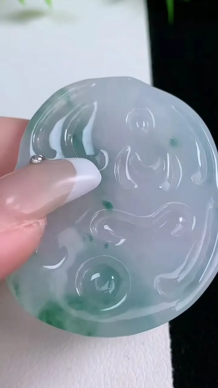 天然A货翡翠冰种飘花御龙观音菩萨吊坠，尺寸50.3-40.4-4.8，重量:20.77g
1月25日