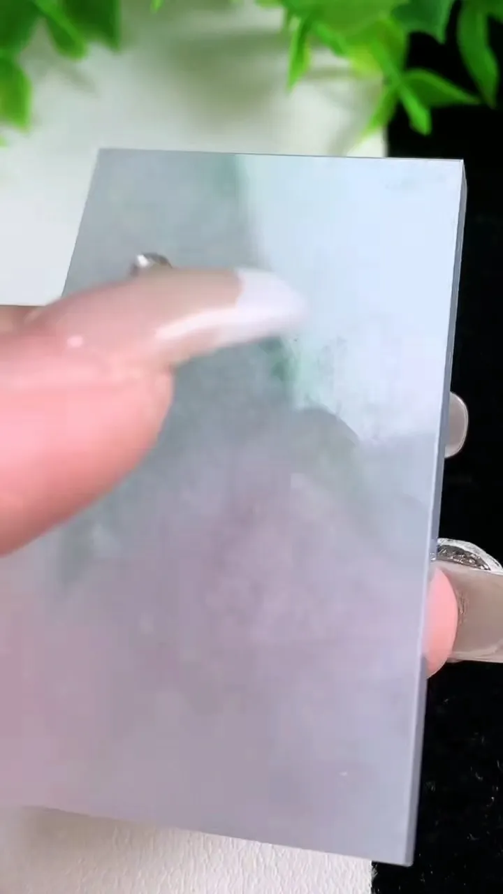 天然A货翡翠无事牌镶嵌件，尺寸56.2-35.2-5.3，重量:35.89g
1月25日