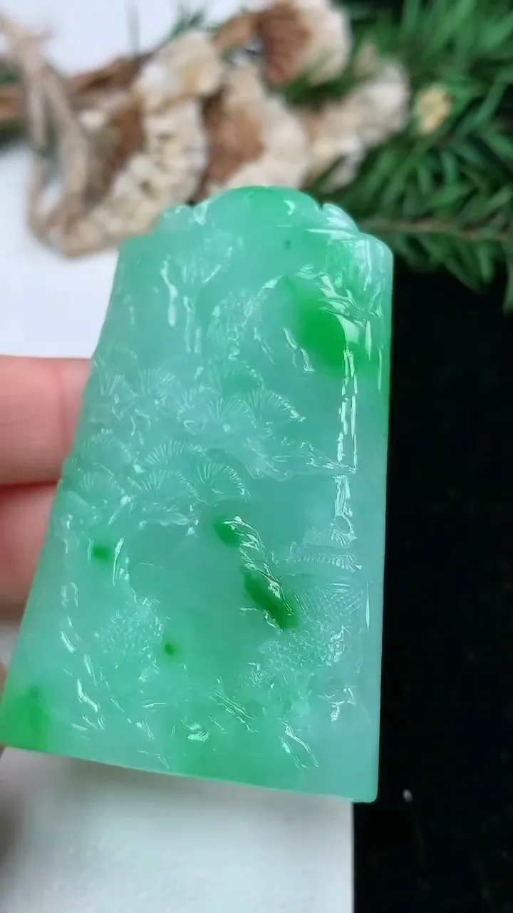 天然A货翡翠山水牌吊坠，尺寸60.5-37.5-5.7，重量:31.62g
1月25日