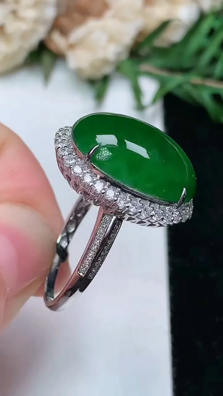 天然A货翡翠蛋面戒指，尺寸17-17.4-12.9，重量:5.19g2026年1月25日
工厂直销收藏佳品,种好水足，色泽均匀，有种有色，上手高大气！