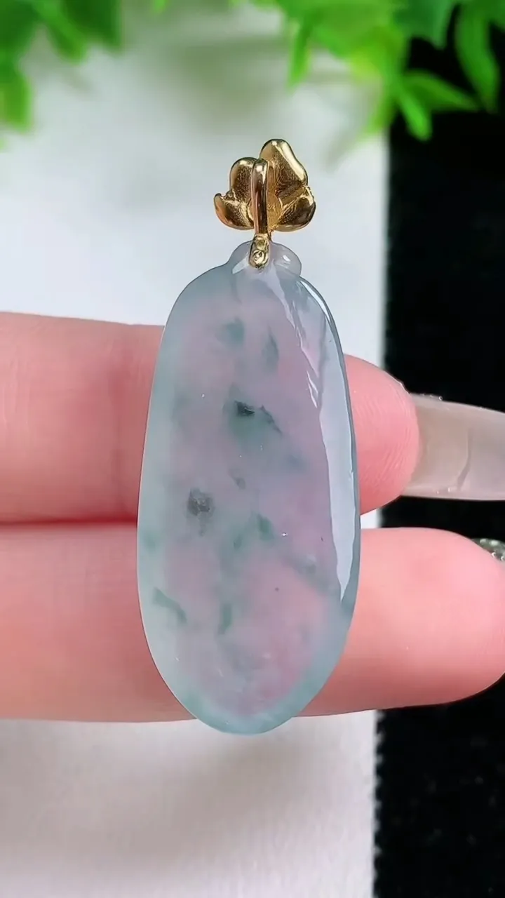 天然A货翡翠种飘花福瓜吊坠，尺寸32.8-15.3-6.2，重量:6.92g
1月25日