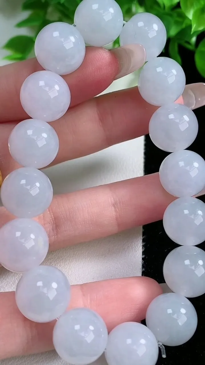 天然A货翡翠圆珠手串，尺寸12.7-16颗，重量:57.17g1月25日
工厂直销收藏佳品,种好水足，色泽均匀，有种有色，上手高大气！