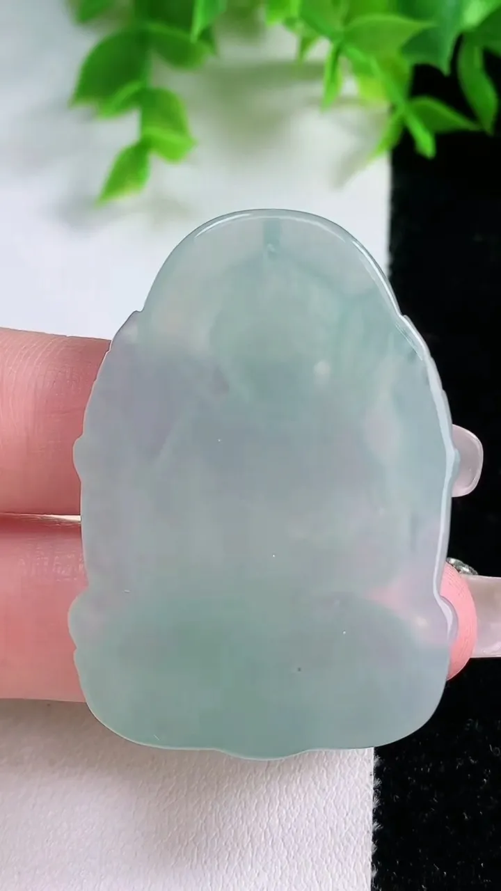 天然A货翡翠不动明王吊坠，尺寸45.3-32.2-5.6，重量:17.28g
1月25日