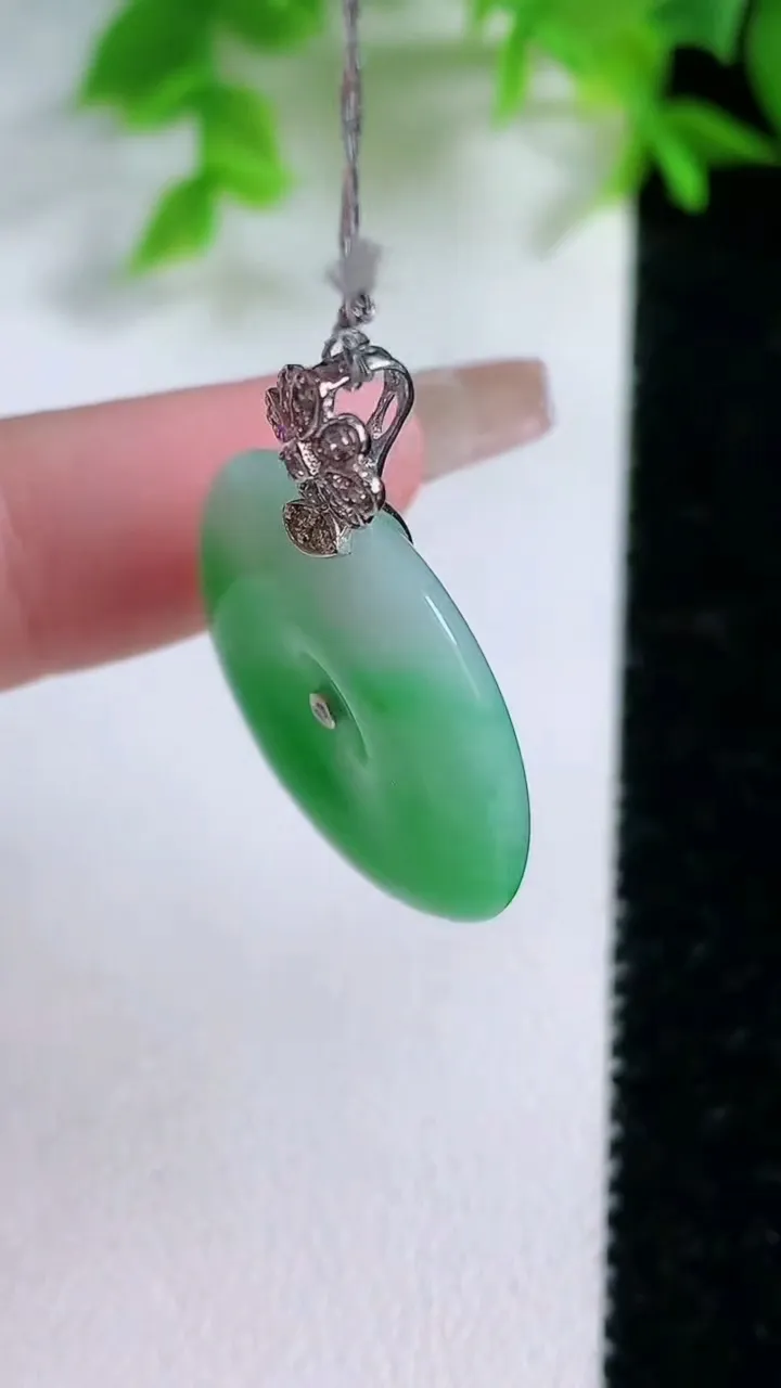 天然A货翡翠平安扣吊坠，尺寸23.7-5，重量:6.80g
1月25日