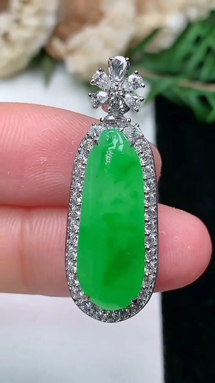 天然A货翡翠福瓜吊坠，尺寸32.9-11.7-8.5，裸石22-8，重量:4.88g
1月25日