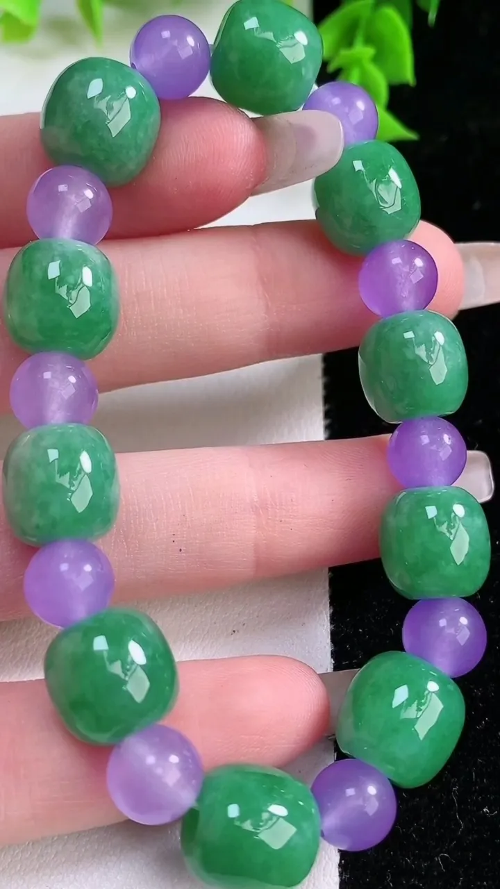 天然A货翡翠路路通手串10颗，尺寸11-10.6，重:33.12g1月25日
工厂直销收藏佳品,种好水足，色泽均匀，有种有色，上手高大气！