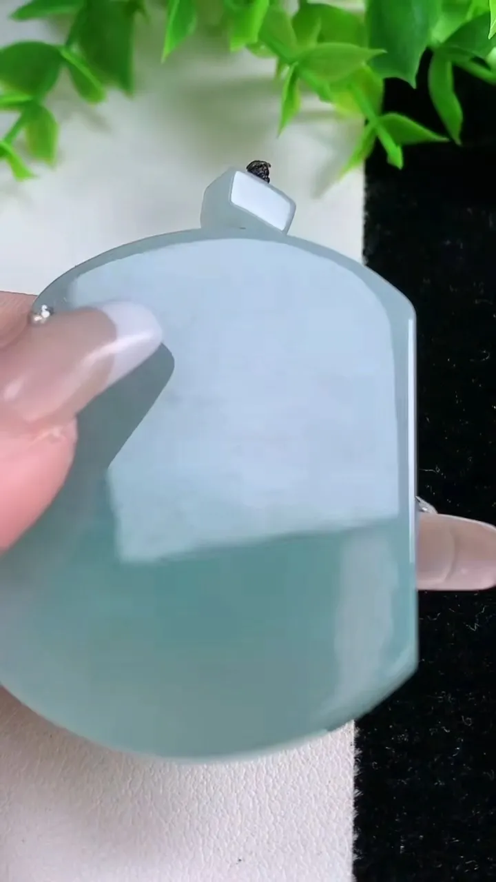 天然A货翡翠无事牌吊坠，尺寸51.8-40.5-5.4，重量:34.42g
1月25日