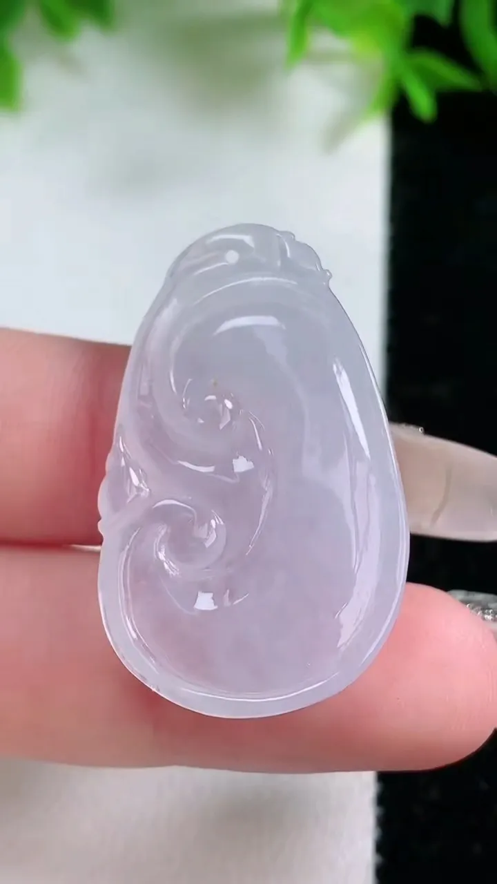 天然A货翡翠如意吊坠，尺寸35-21-5，重量:6.80g
1月25日