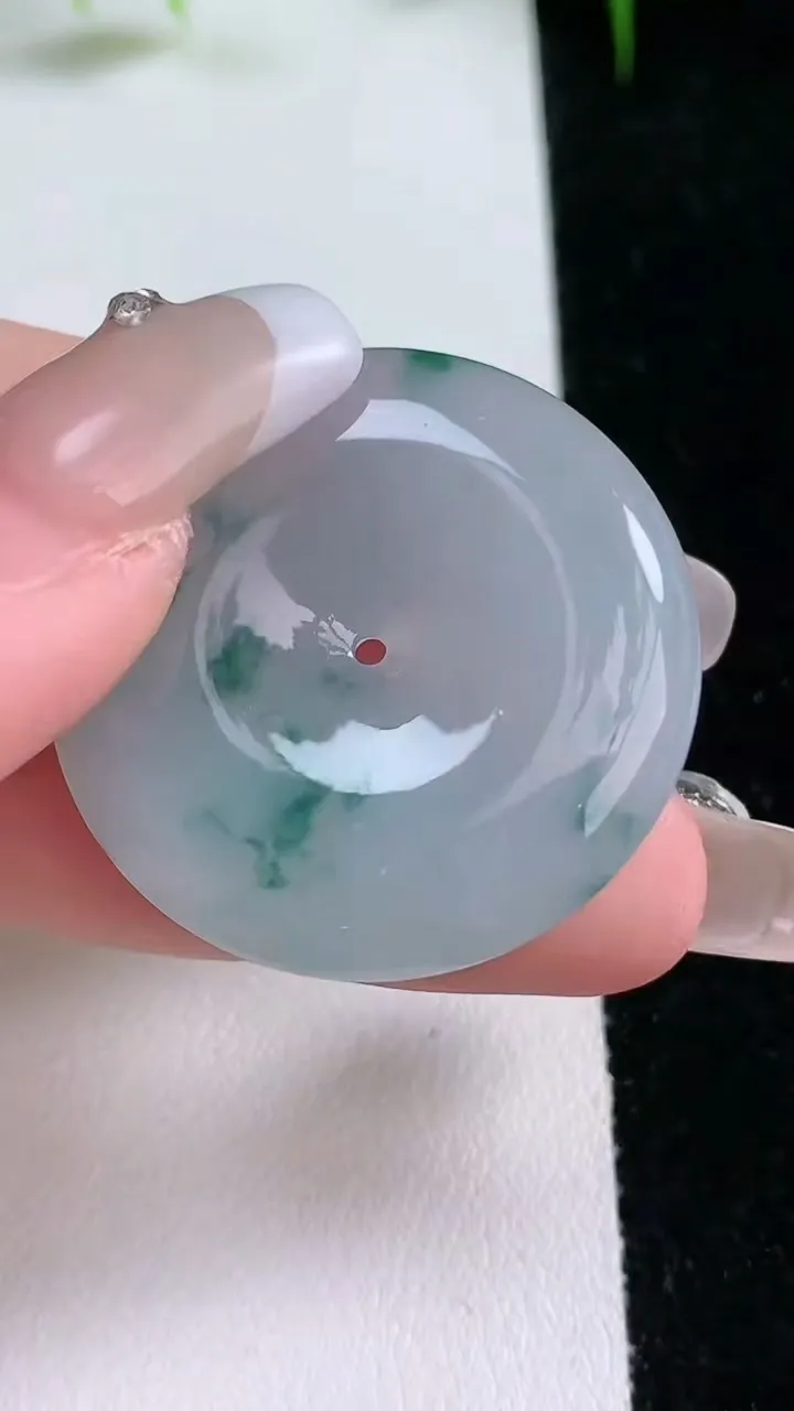 天然A货翡翠飘花平安扣吊坠，尺寸32.8-5.8，重量:14.45g
1月25日